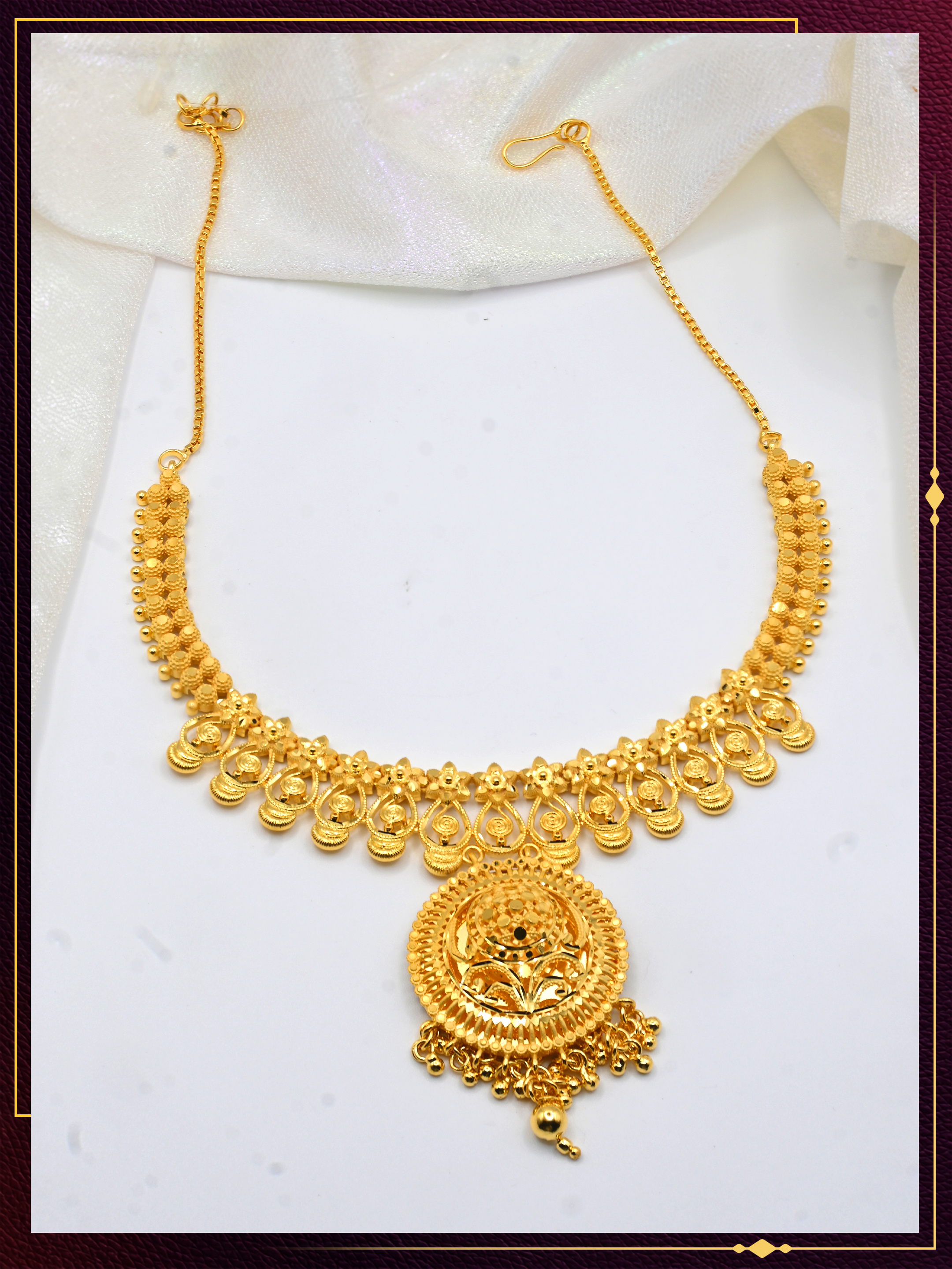 Traditional Necklace with Pendant and Floral Detailing